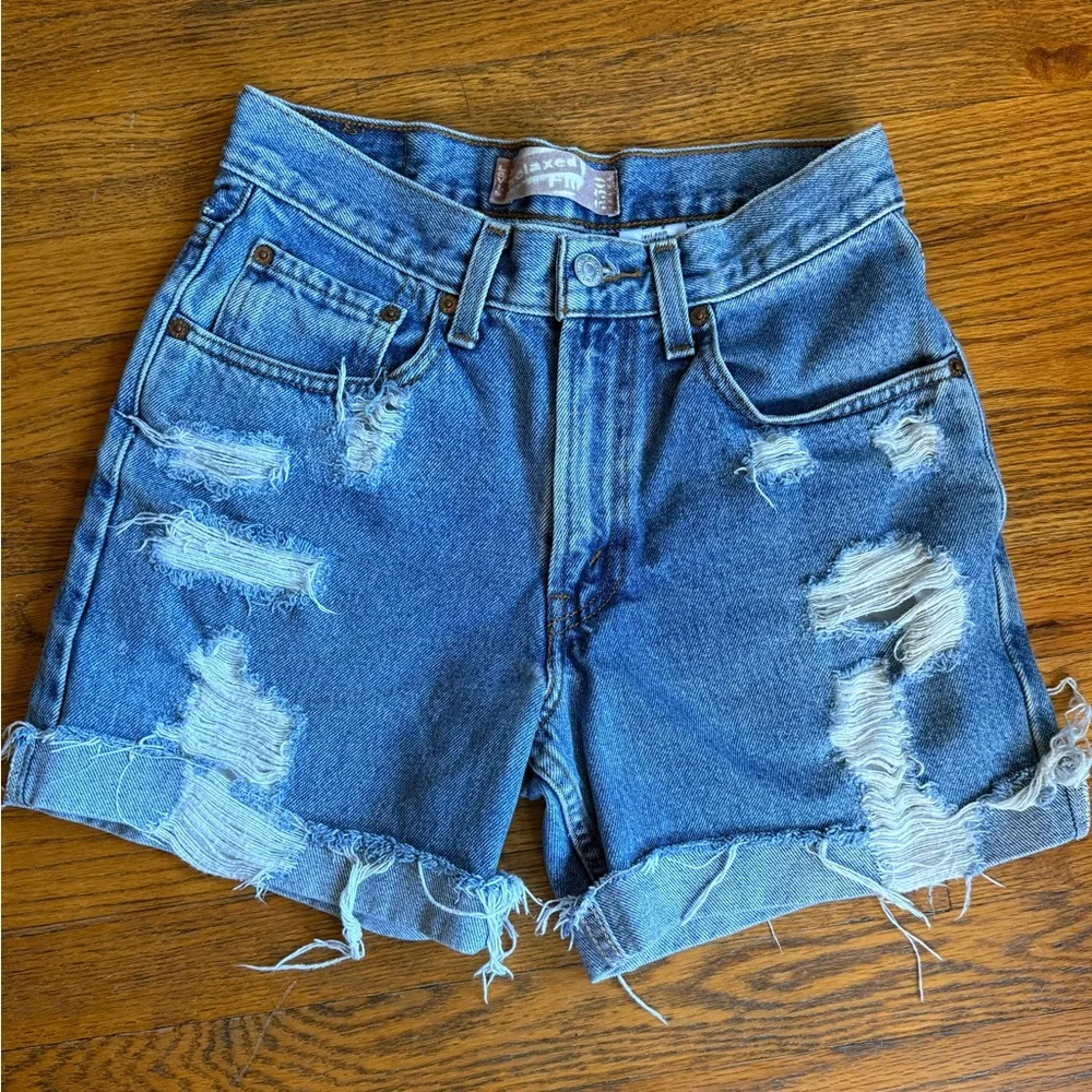 Levi’s Vintage 90’s 550 light wash student fit high rise cut off jean shorts